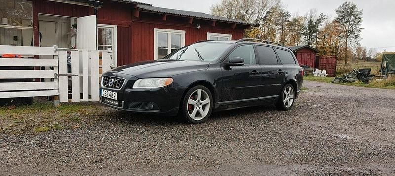Svart Begagnad 2013 Volvo V70 R-Design Kombi | 70 000 kr (Marknadspris) - Bild 1/4