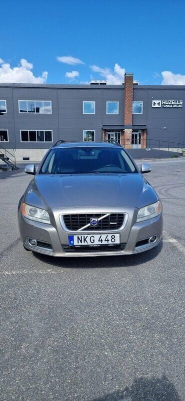 Brun Begagnad 2008 Volvo V70 Momentum Kombi | 32 000 kr (Bra pris) - Bild 1/4