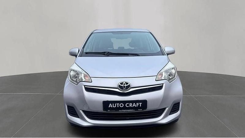 Begagnad Toyota Verso-S Multidrive S 99 HK (72 kW) 2010 Silver Minibuss