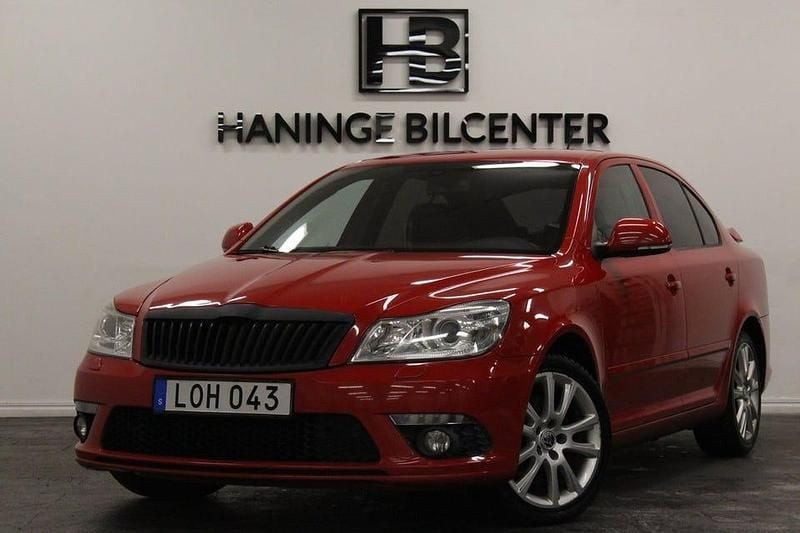 Röd Begagnad 2011 Skoda Octavia RS Halvkombi | 79 900 kr (Marknadspris) - Bild 1/4