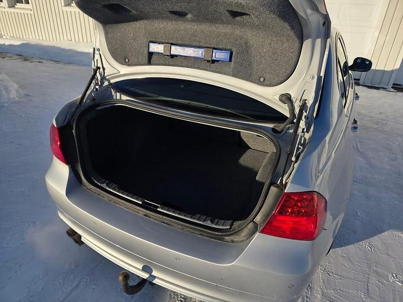 Begagnad BMW 325 218 HK (160 kW) 2009 Sedan