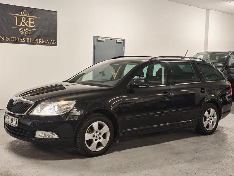 Svart Begagnad 2012 Skoda Octavia Elegance Kombi | 69 900 kr (Marknadspris) - Bild 1/4
