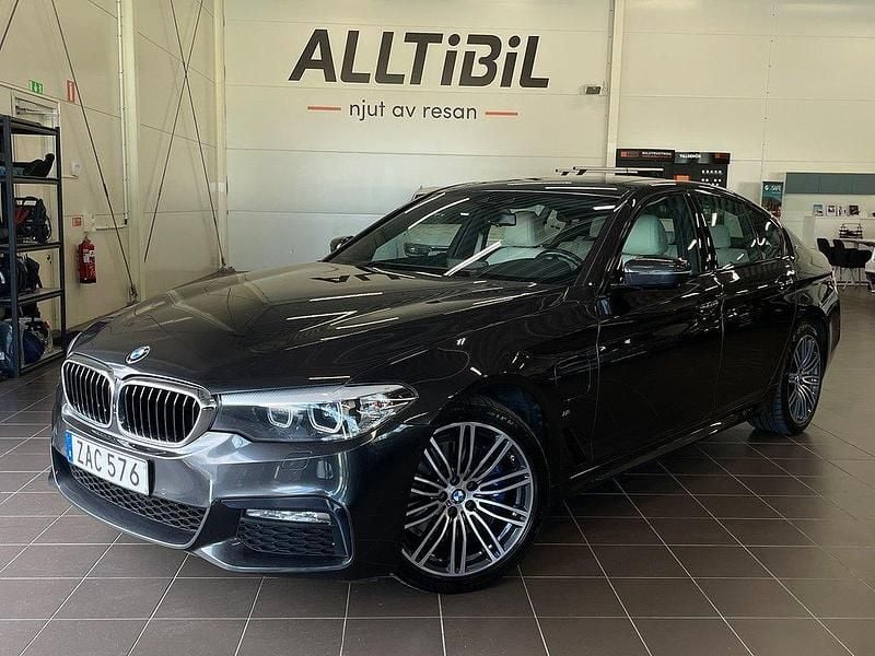 Grå Begagnad 2017 BMW 530e M Sport Sedan | 249 900 kr (Dyr) - Bild 1/4