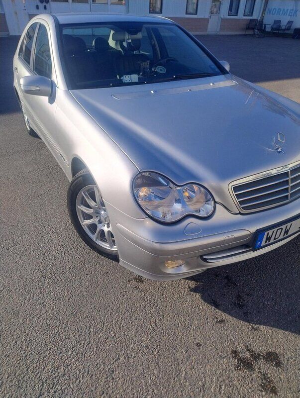 Silver Begagnad 2005 Mercedes C180 Sedan | 49 500 kr - Bild 1/4