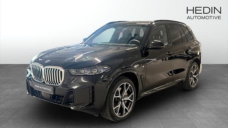 Svart (black) Begagnad 2025 BMW X5 Comfort Edition SUV | 998 700 kr - Bild 1/4