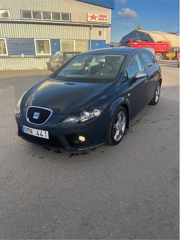 Grå Begagnad 2009 Seat Leon FR Halvkombi | 39 000 kr (Marknadspris) - Bild 1/4