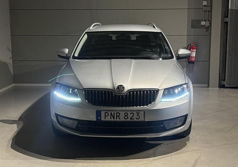 Begagnad Skoda Octavia Elegance 150 HK (110 kW) 2014 Silver Halvkombi