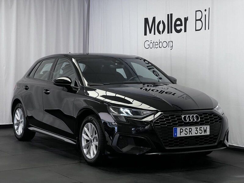Svart (brilliantsvart) Begagnad 2022 Audi A3 Sportback Proline Halvkombi | 239 900 kr (Marknadspris) - Bild 1/4