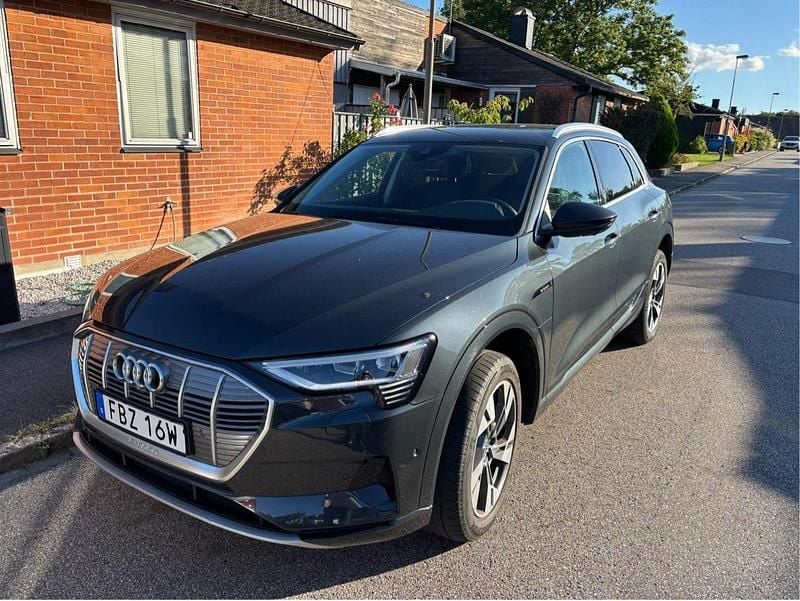 Grå Begagnad 2020 Audi e-tron SUV | 287 500 kr (Bra pris) - Bild 1/4