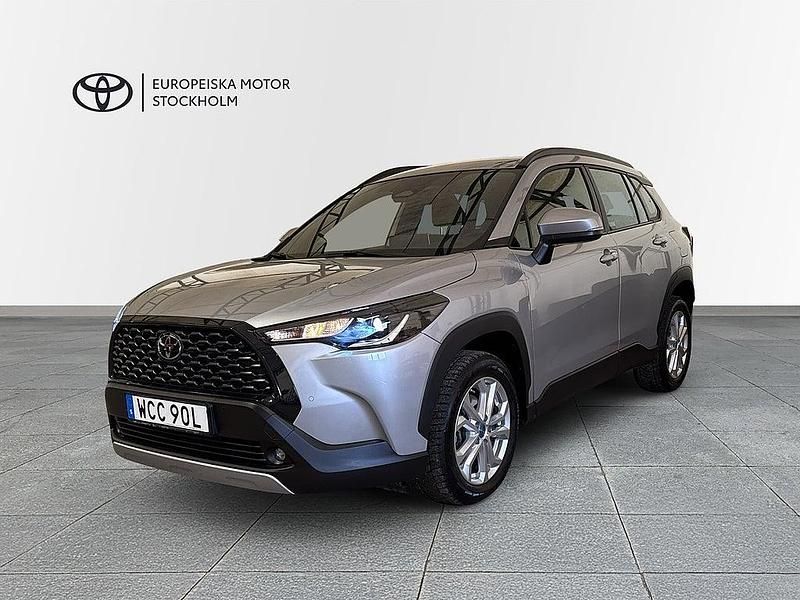 Silver Begagnad 2025 Toyota Corolla Cross Active SUV | 349 900 kr (Marknadspris) - Bild 1/4