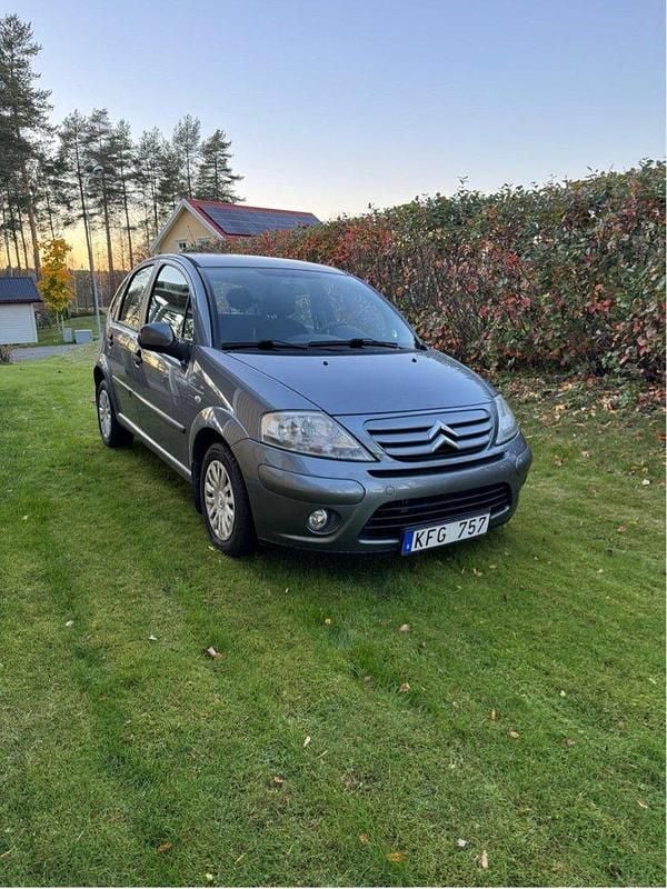 Grå Begagnad 2010 Citroën C3 Halvkombi | 27 000 kr (Superpris) - Bild 1/4