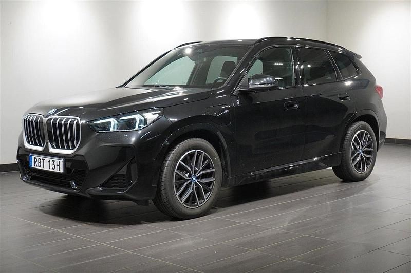 Svart Begagnad 2025 BMW X1 M Sport SUV | 519 800 kr (Marknadspris) - Bild 1/2