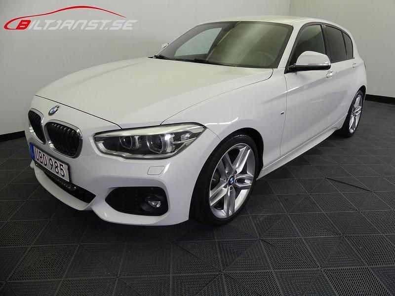 Vit Begagnad 2017 BMW 118 M Sport Halvkombi | 149 900 kr (Superpris) - Bild 1/4