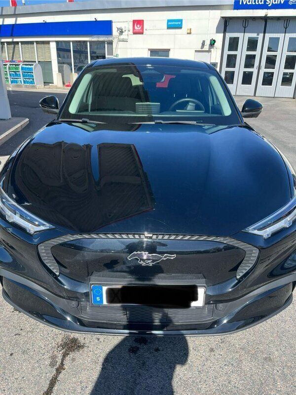 Svart Begagnad 2021 Ford Mustang Mach-E Standard Range SUV | 305 000 kr (Superpris) - Bild 1/3