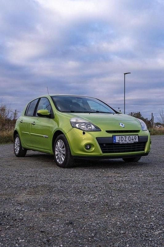 Grön Begagnad 2010 Renault Clio R.S. Halvkombi | 45 000 kr (Marknadspris) - Bild 1/4