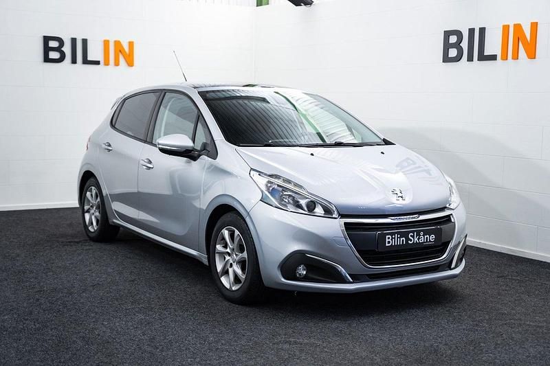 Ljusgrå (grå) Begagnad 2015 Peugeot 208 Halvkombi | 99 900 kr (Marknadspris) - Bild 1/4