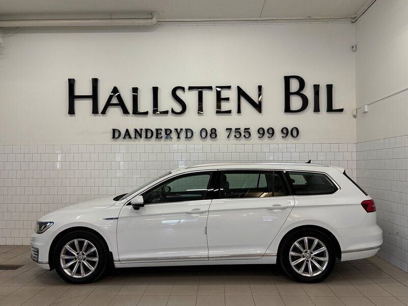 Vit Begagnad 2018 VW Passat GTE Kombi | 169 900 kr (Bra pris) - Bild 1/4