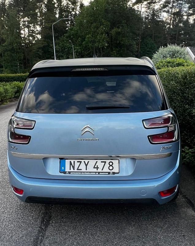 Begagnad Citroën Grand C4 Picasso 116 HK (85 kW) 2013 Den vackra ljusblå färgen Minibuss