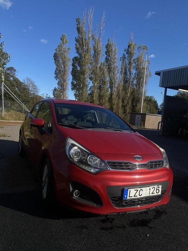 Röd Begagnad 2012 Kia Rio Halvkombi | 55 000 kr (Bra pris) - Bild 1/4