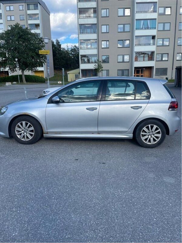 Silver Begagnad 2010 VW Golf VI Halvkombi | 60 000 kr (Marknadspris) - Bild 1/4