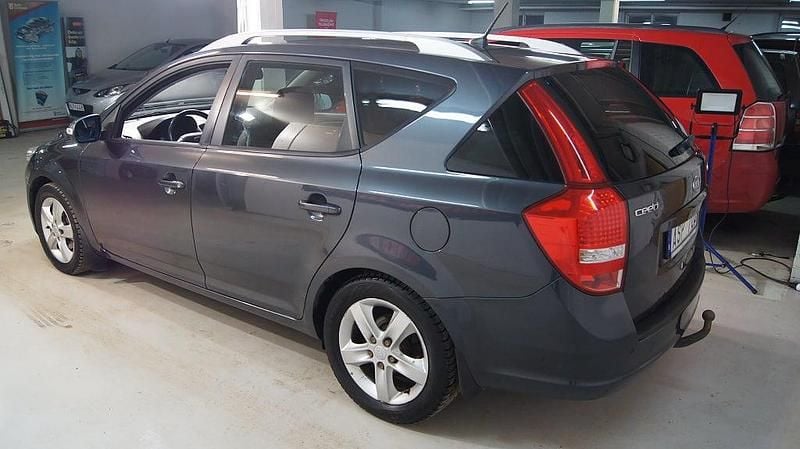 Begagnad Kia Ceed Sportswagon 128 HK (94 kW) 2011 Grå Kombi