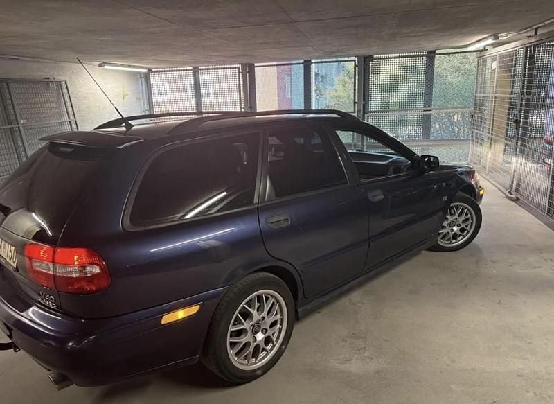 Blå Begagnad 2004 Volvo V40 Kombi | 18 500 kr (Marknadspris) - Bild 1/4