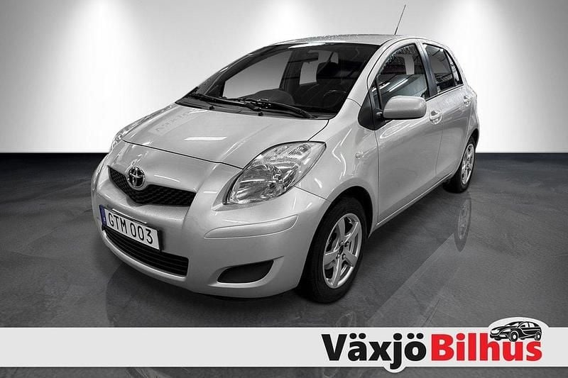 Silver Begagnad 2009 Toyota Yaris Halvkombi | 44 900 kr (Marknadspris) - Bild 1/4