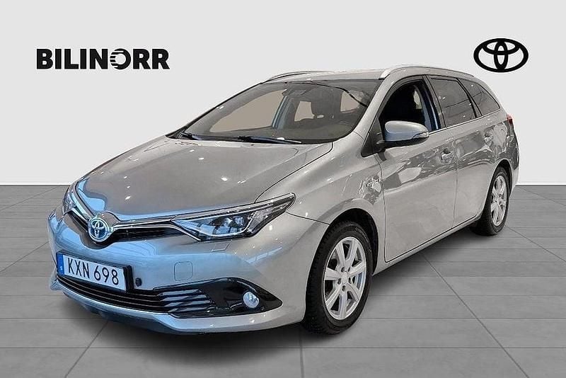 Ljusgrå Begagnad 2015 Toyota Auris Hybrid Kombi | 159 900 kr (Marknadspris) - Bild 1/4