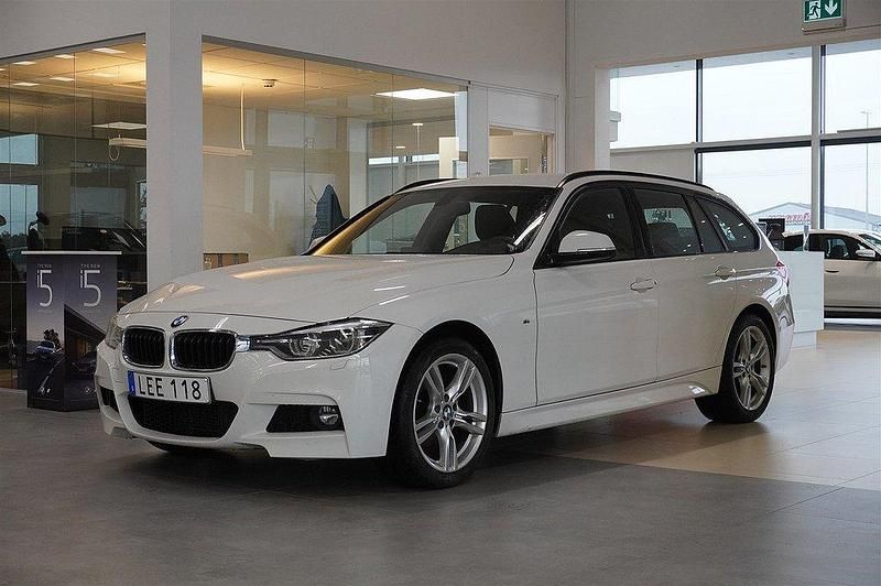 Vit Begagnad 2017 BMW 320 M Sport Kombi | 239 800 kr (Lite dyr) - Bild 1/4
