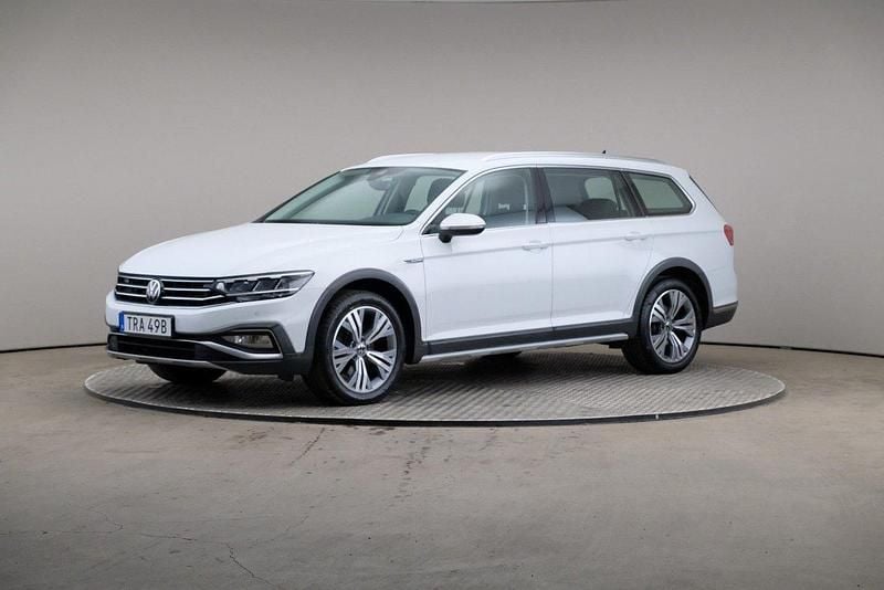 Vit Begagnad 2023 VW Passat Alltrack Kombi | 319 000 kr (Marknadspris) - Bild 1/4