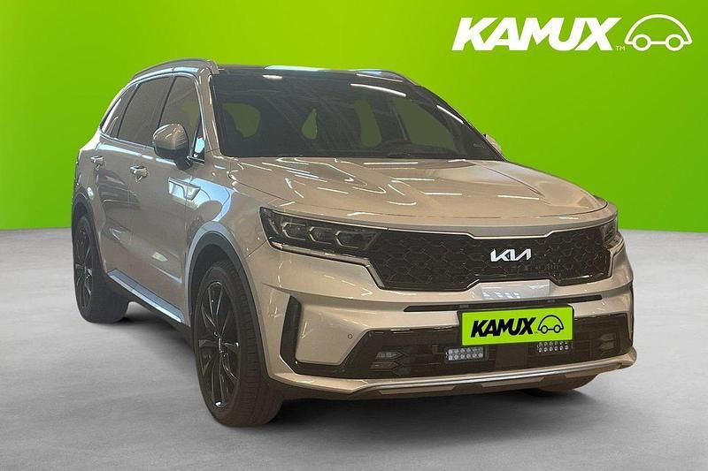 Silver/grå Begagnad 2022 Kia Sorento Plus SUV | 469 800 kr (Marknadspris) - Bild 1/4