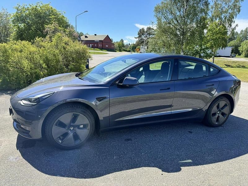 Begagnad Tesla Model 3 Standard Range Plus 208 kW (283 HK) 2022 Grå Sedan