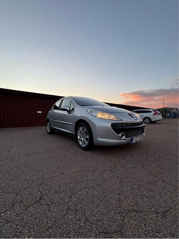 Grå Begagnad 2007 Peugeot 207 Sport Halvkombi | 17 499 kr (Marknadspris) - Bild 1/4