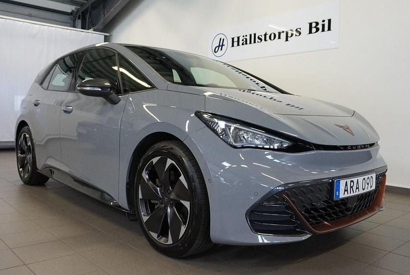 Ljusgrå (grå) Begagnad 2023 Cupra Born e-Boost Halvkombi | 279 900 kr (Marknadspris) - Bild 1/4