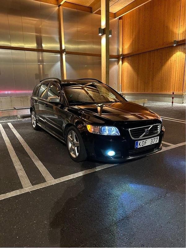 Svart Begagnad 2010 Volvo V50 R-Design Kombi | 55 000 kr (Marknadspris) - Bild 1/4
