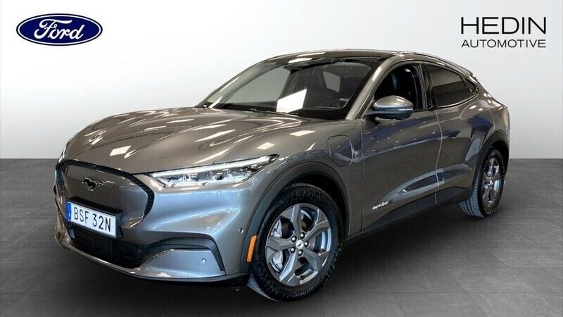 Grå (grey) Begagnad 2021 Ford Mustang Mach-E SUV | 379 900 kr (Marknadspris) - Bild 1/4