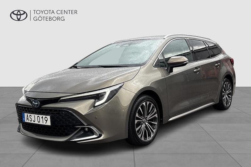Mörkgrå Begagnad 2023 Toyota Corolla Style Kombi | 272 000 kr (Marknadspris) - Bild 1/3
