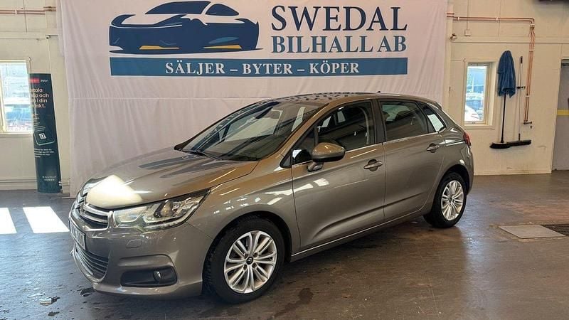 Grå Begagnad 2015 Citroën C4 Halvkombi | 98 900 kr (Marknadspris) - Bild 1/4