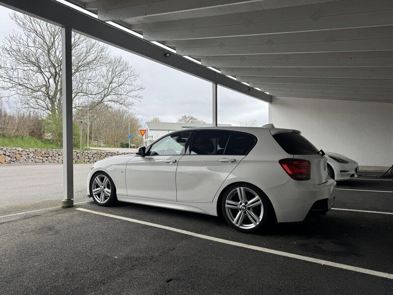 Vit Begagnad 2015 BMW 116 M Sport Halvkombi | 99 000 kr (Marknadspris) - Bild 1/4