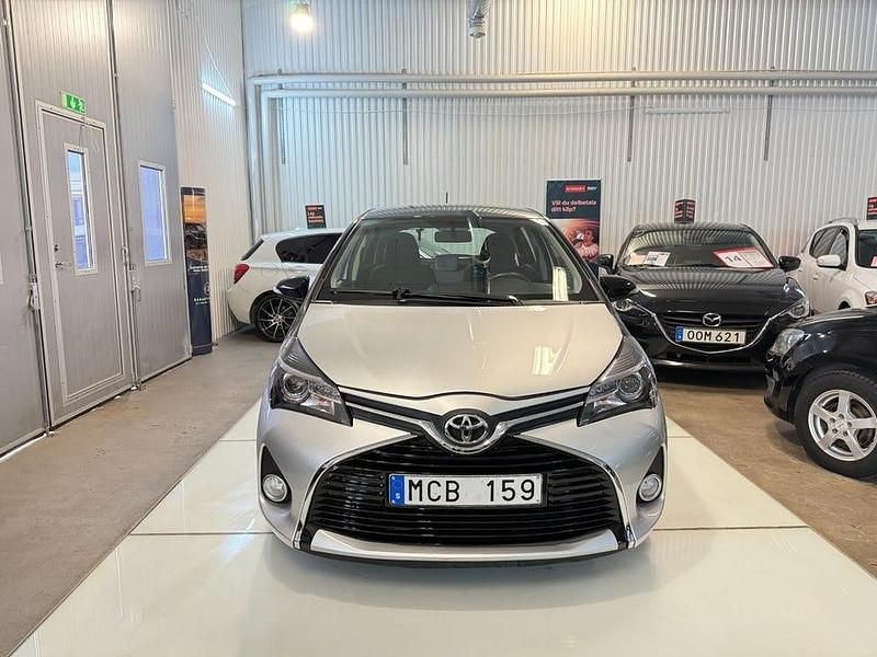 Begagnad Toyota Yaris 99 HK (72 kW) 2011 Silver Halvkombi