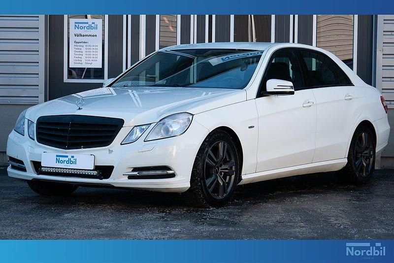 Begagnad Mercedes E200 Classic 136 HK (100 kW) 2011 Vit Sedan