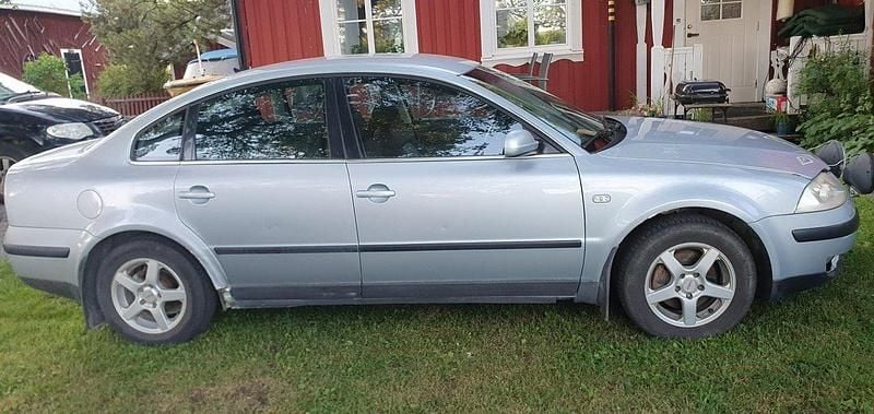Blå Begagnad 2004 VW Passat Trendline Sedan | 8 000 kr (Marknadspris) - Bild 1/4