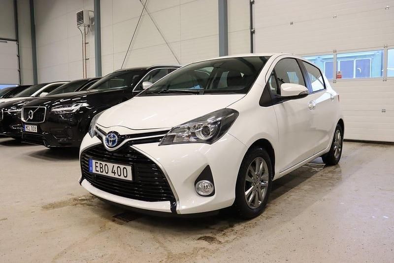 Begagnad Toyota Yaris Hybrid Active 101 HK (74 kW) 2015 Vit Halvkombi