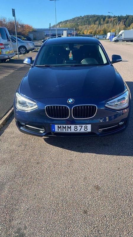 Blå Begagnad 2013 BMW 116 Sport Line Halvkombi | 120 000 kr (Lite dyr) - Bild 1/4