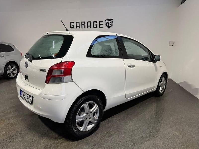 Begagnad Toyota Yaris 99 HK (72 kW) 2011 Vit Halvkombi