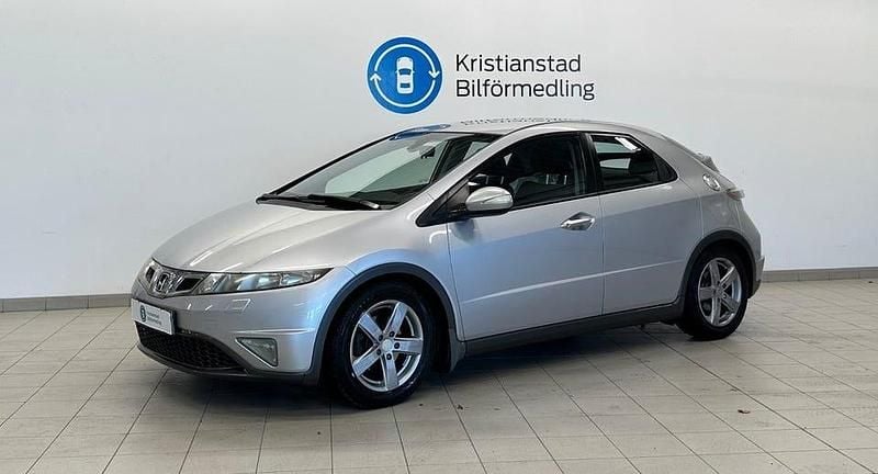 Silver Begagnad 2010 Honda Civic Sport Halvkombi | 69 900 kr (Marknadspris) - Bild 1/4