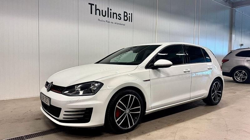 Vit Begagnad 2015 VW Golf VII GTI Halvkombi | 169 900 kr (Marknadspris) - Bild 1/4