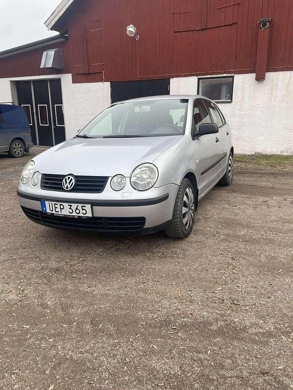 Silver Begagnad 2003 VW Polo Basis Halvkombi | 10 000 kr (Superpris) - Bild 1/4