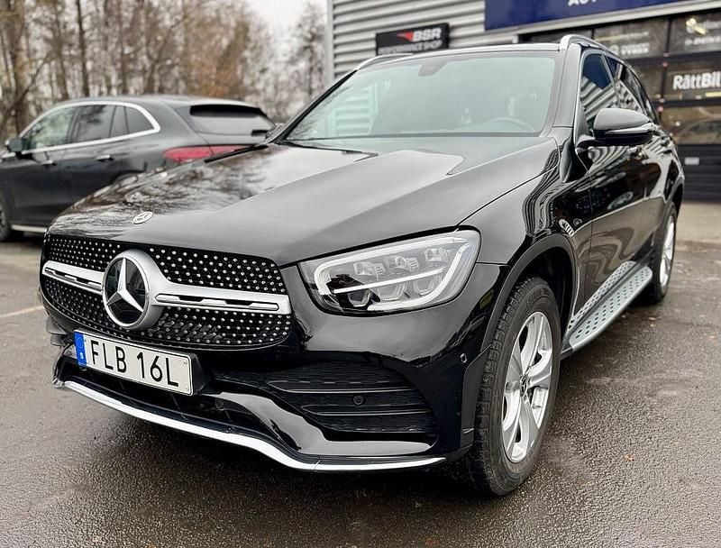 Svart Begagnad 2021 Mercedes GLC300e AMG SUV | 449 000 kr (Marknadspris) - Bild 1/4