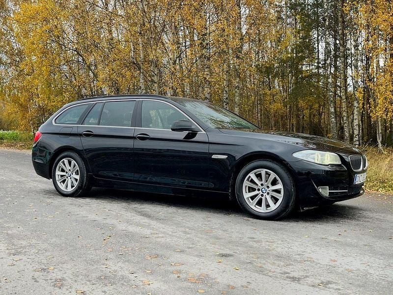 Svart Begagnad 2011 BMW 520 Kombi | 89 000 kr (Marknadspris) - Bild 1/4